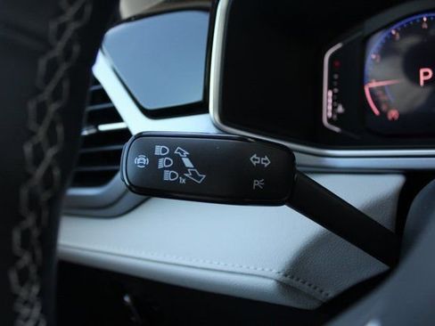 New 2025 Volkswagen Taos SEL image 10