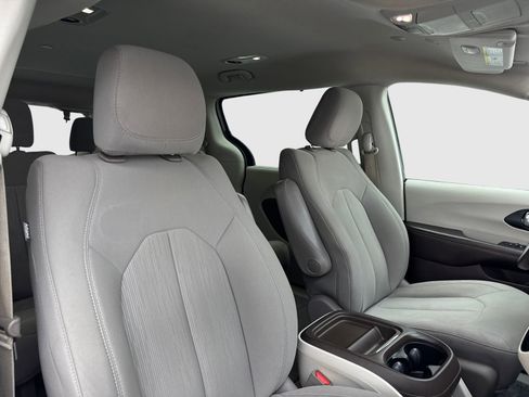 Used 2021 Chrysler Pacifica Touring FWD image 41