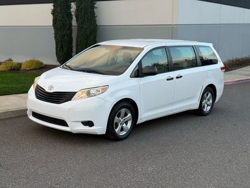 Used 2013 Toyota Sienna L image 1