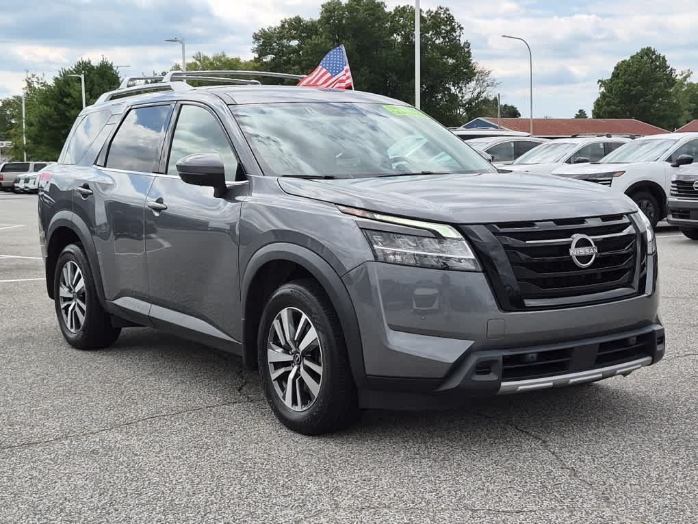 Used 2024 Nissan Pathfinder SL w/ Black Appearance Package AWD/4WD image 2