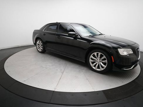 Used 2017 Chrysler 300 Limited image 35