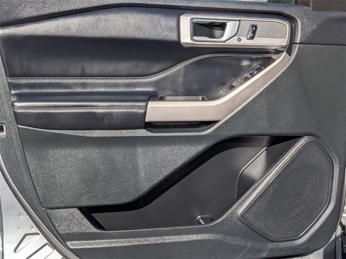 Used 2023 Ford Explorer Limited image 11