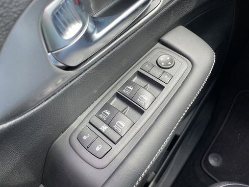 New 2025 Chrysler Pacifica Select image 24