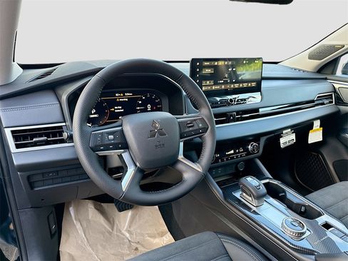 New 2025 Mitsubishi Outlander SE image 9