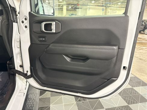 Used 2020 Jeep Wrangler Unlimited Sahara AWD/4WD image 31