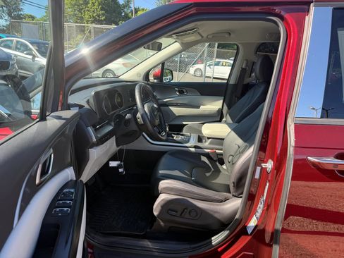 Used 2023 Kia Carnival LX FWD image 25