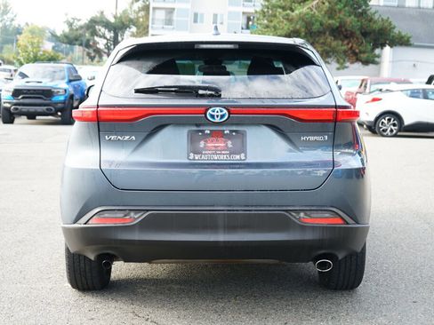 Used 2021 Toyota Venza LE image 4