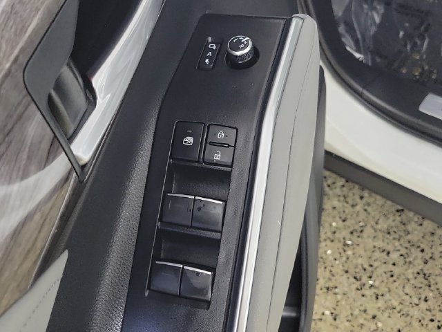Used 2023 Toyota Highlander Limited FWD image 24