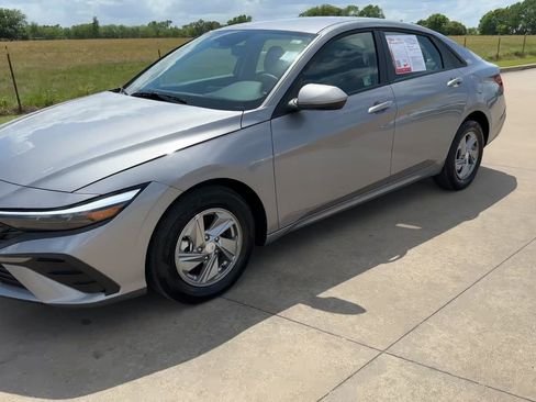 Used 2025 Hyundai Elantra SE FWD image 5