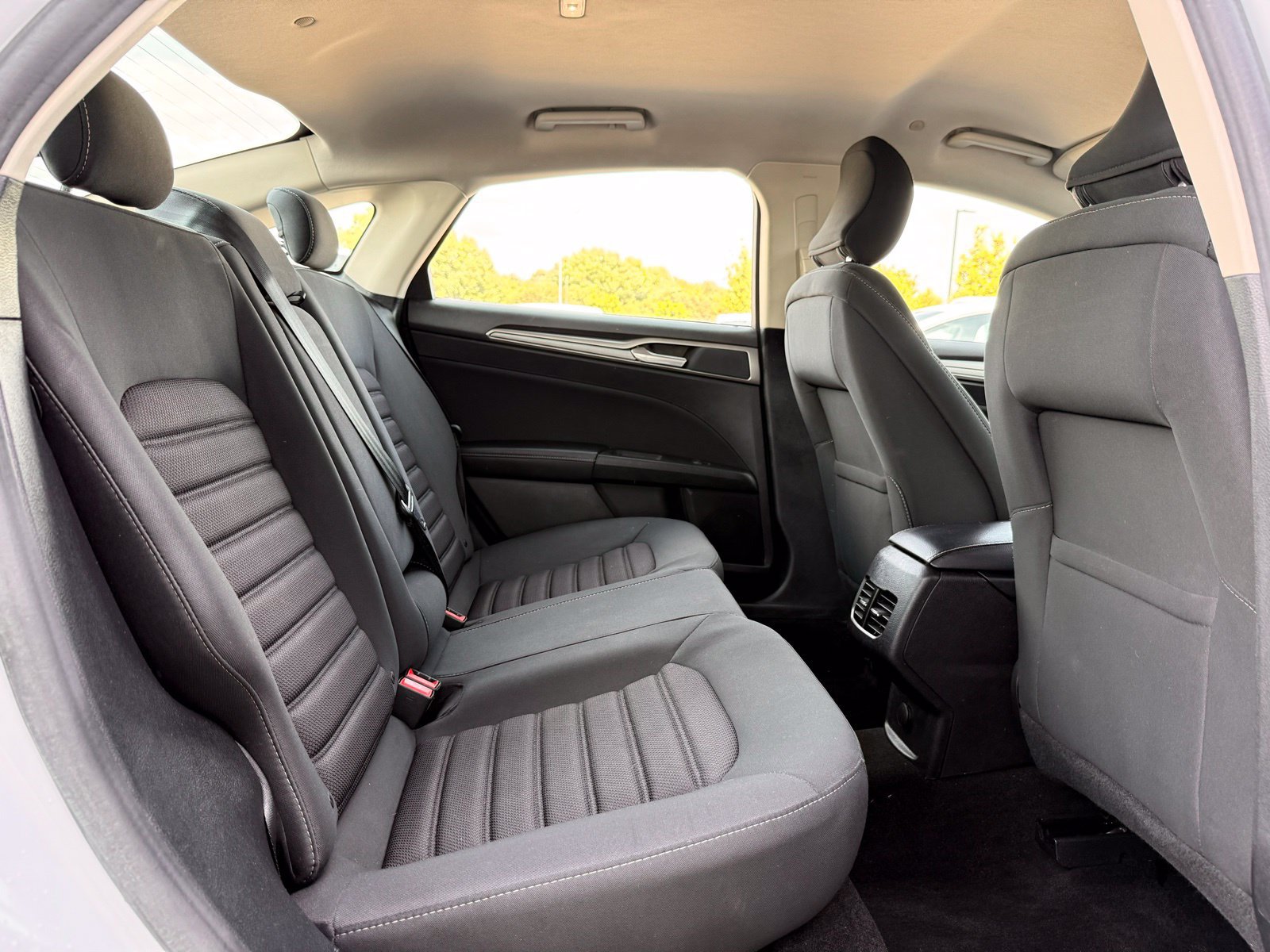 Used 2019 Ford Fusion SE FWD image 17
