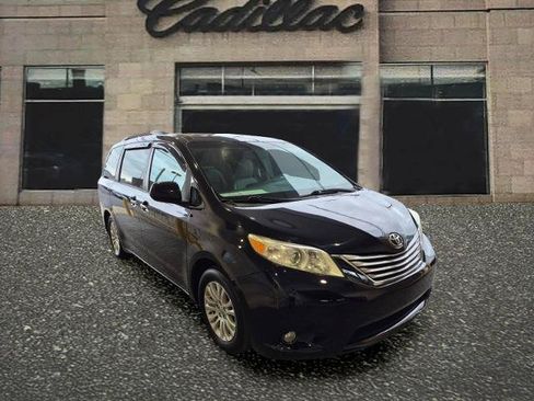 Used 2017 Toyota Sienna XLE Premium FWD image 7