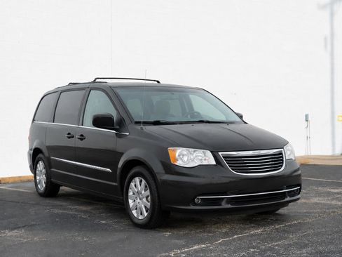 Used 2013 Chrysler Town & Country Touring FWD image 2