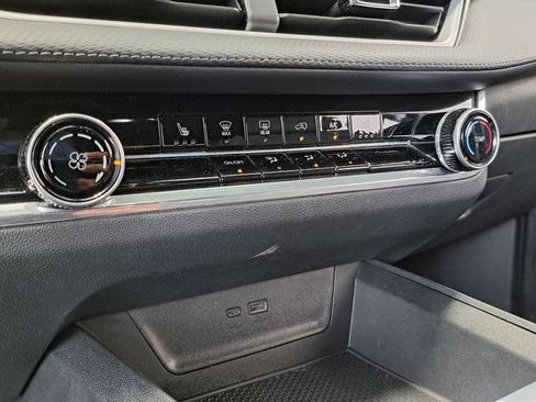 Used 2025 Chevrolet Equinox LT FWD image 16