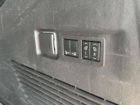 Used 2023 Chevrolet Suburban Premier image 19