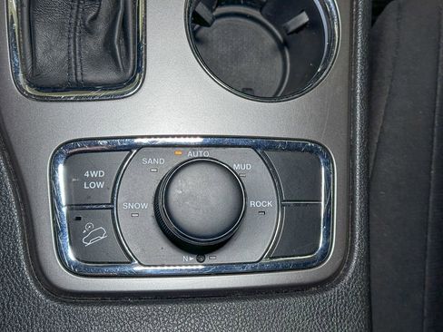 Used 2019 Jeep Grand Cherokee Laredo image 41