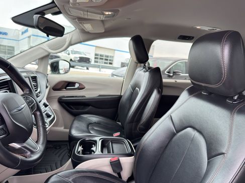 Used 2018 Chrysler Pacifica Touring-L image 26