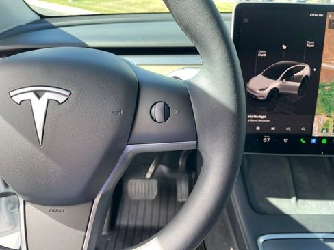 Used 2022 Tesla Model Y Long Range image 9