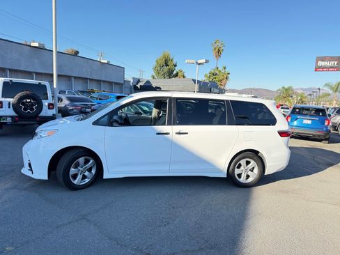 Used 2019 Toyota Sienna L w/ Carpet Mat Package image 6