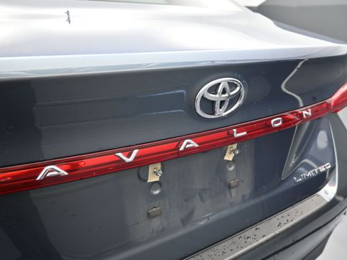 Used 2022 Toyota Avalon Limited image 11