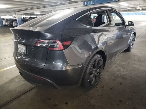 Used 2025 Tesla Model Y Long Range RWD image 2