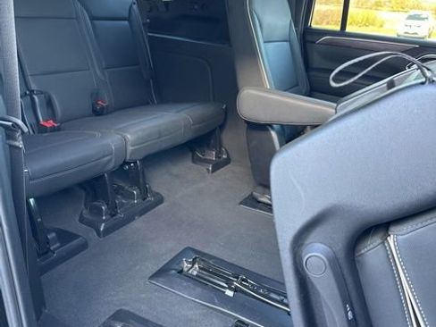 Used 2024 Chevrolet Suburban Premier image 39