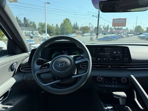 Certified 2025 Hyundai Elantra Hybrid FWD image 19