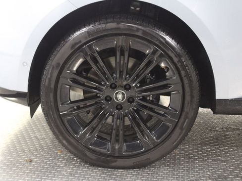 Used 2025 Land Rover Range Rover SE image 10