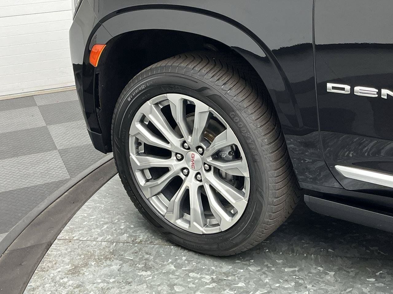 Used 2023 GMC Yukon XL Denali AWD/4WD image 37