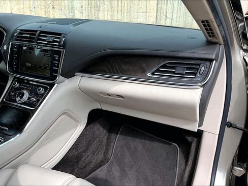 Used 2017 Lincoln Continental Premiere image 19