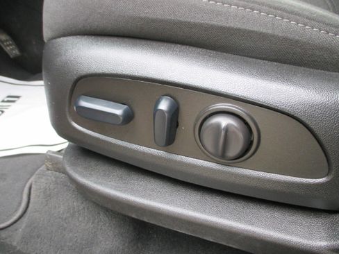 Used 2023 Chevrolet Traverse LT image 16