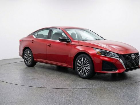 Used 2025 Nissan Altima 2.5 SV image 1