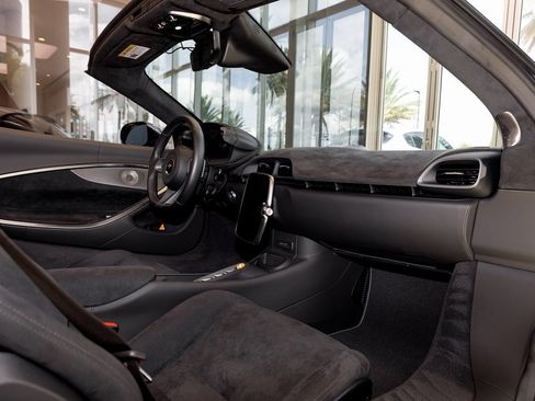 Used 2025 McLaren Artura Spider image 31