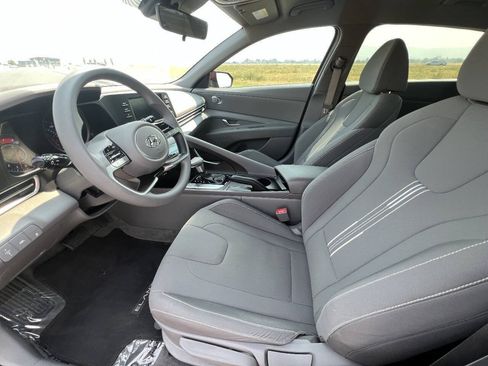 Used 2023 Hyundai Elantra SEL w/ Cargo Package FWD image 7