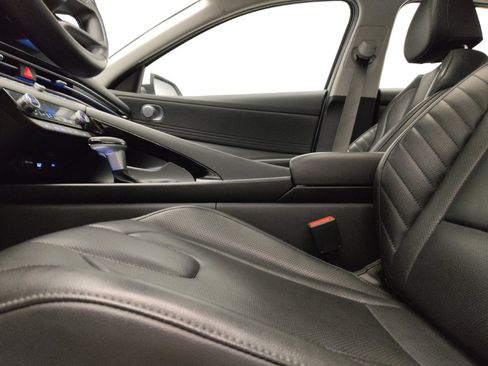 Used 2025 Hyundai Elantra Limited FWD image 17