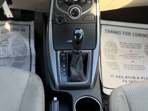 Used 2015 Hyundai Elantra SE image 18