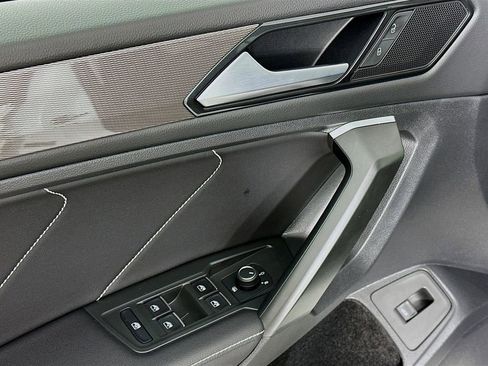 Used 2024 Volkswagen Tiguan SE image 23