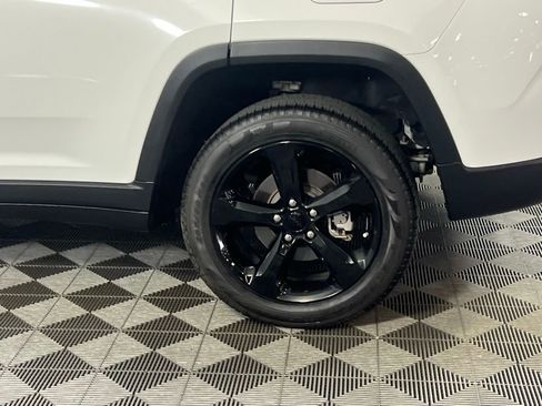 Used 2023 Jeep Grand Cherokee Limited w/ Black Appearance Package AWD/4WD image 12