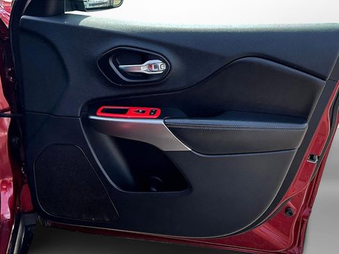 Used 2019 Jeep Cherokee Latitude w/ Cold Weather Group image 26