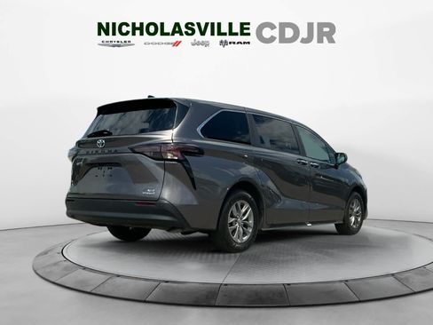 Used 2023 Toyota Sienna XLE AWD/4WD image 5