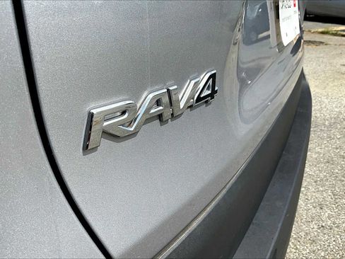 Used 2022 Toyota RAV4 XLE AWD/4WD image 31