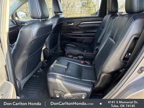 Used 2018 Toyota Highlander SE image 16