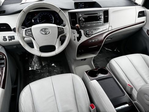 Used 2013 Toyota Sienna XLE image 10