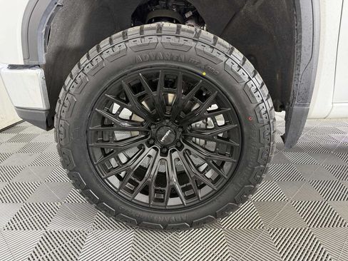 Used 2025 GMC Sierra 1500 SLT AWD/4WD image 9