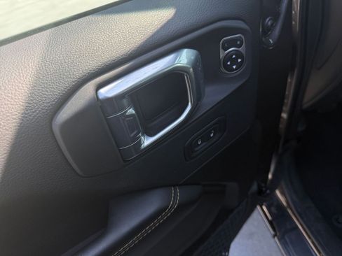 Used 2025 Jeep Wrangler Sahara image 18