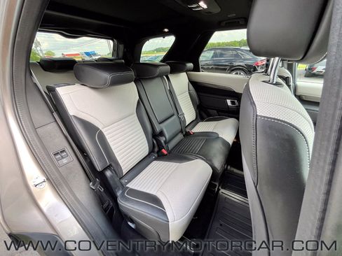 Used 2023 Land Rover Discovery Metropolitan Edition AWD/4WD image 35