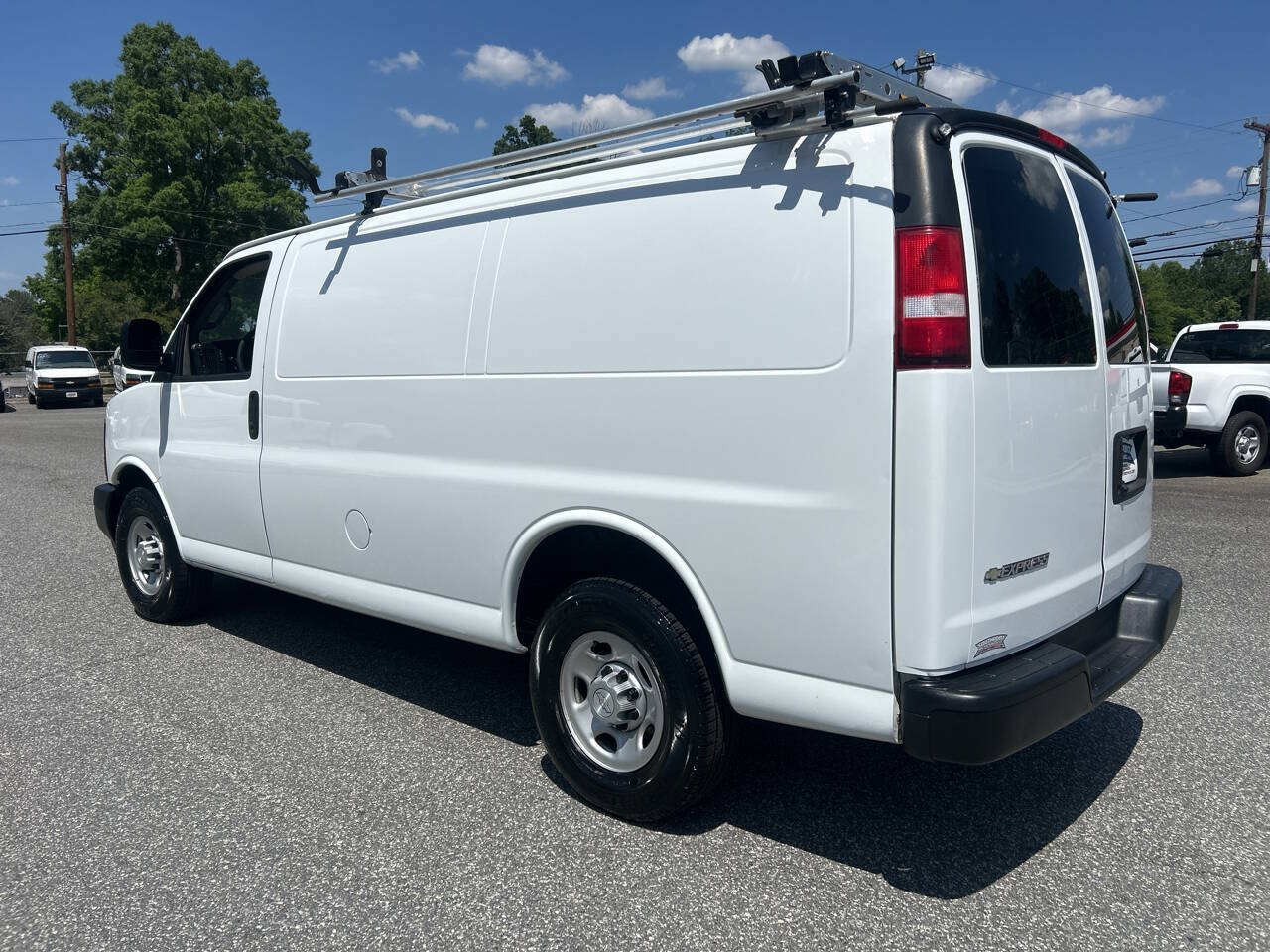 Used 2017 Chevrolet Express 2500 RWD image 10