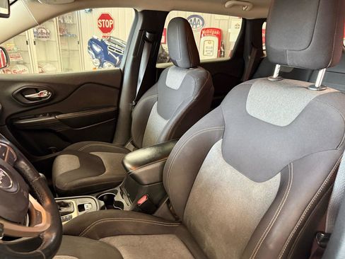 Used 2014 Jeep Cherokee Latitude w/ Cold Weather Group image 16