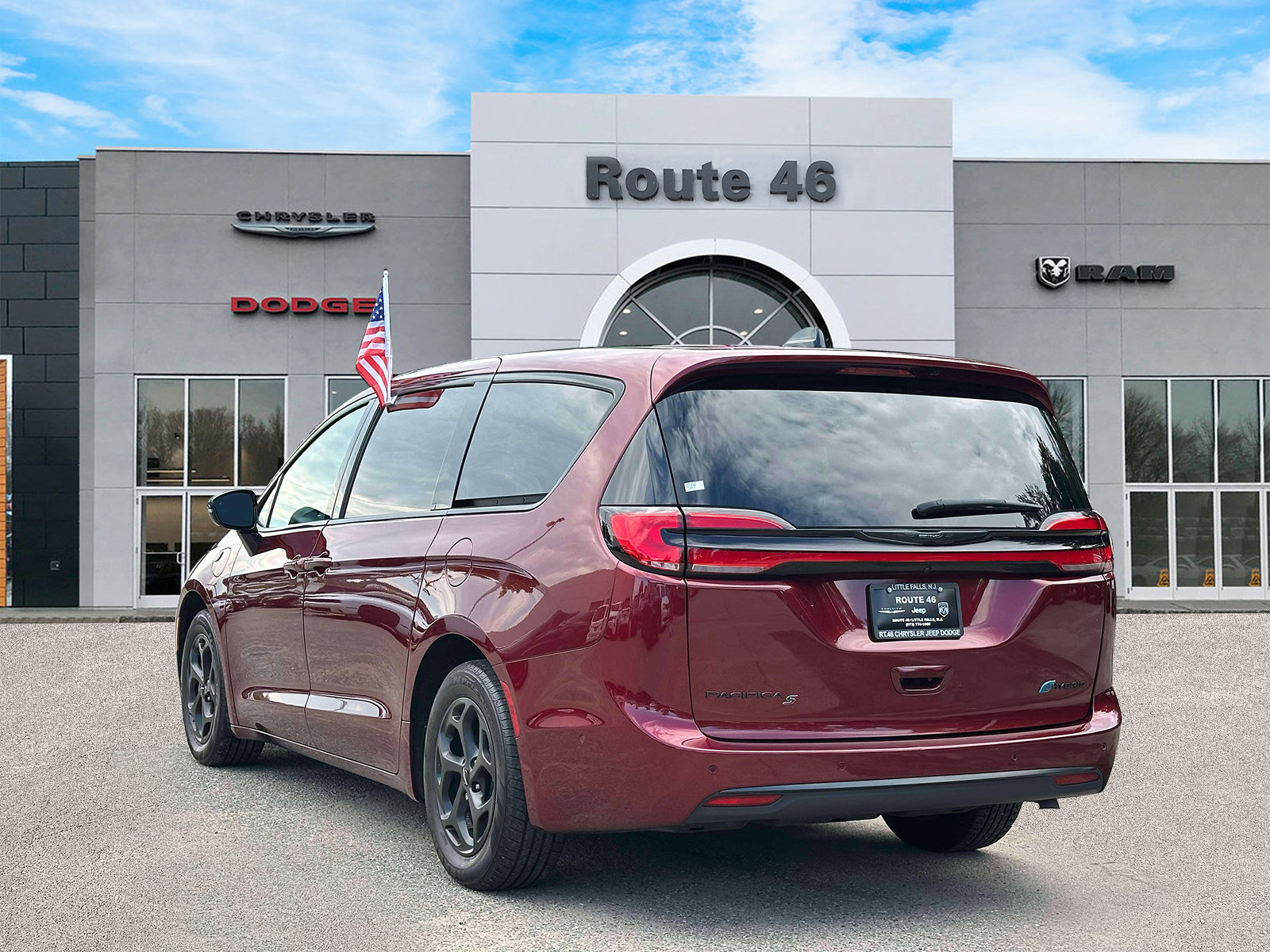 Used 2023 Chrysler Pacifica Limited w/ S Appearance Package FWD image 4