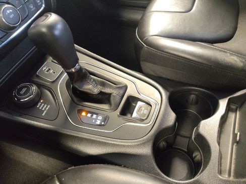 Used 2020 Jeep Cherokee Latitude Plus AWD/4WD image 26