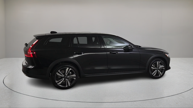 Used 2026 Volvo V60 B5 Cross Country Plus w/ Climate Package AWD/4WD image 3